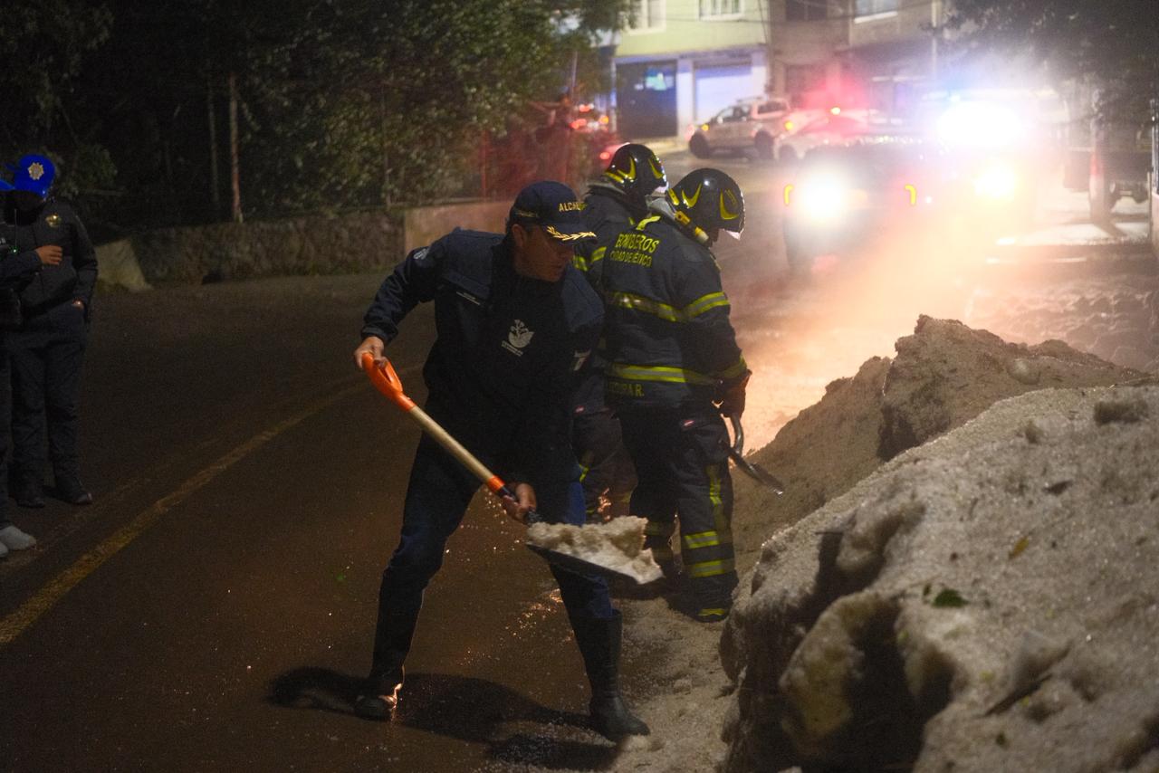 El alcalde Carlos Orvañanos encabeza recorridos en las zonas afectadas por lluvias en Cuajimalpa